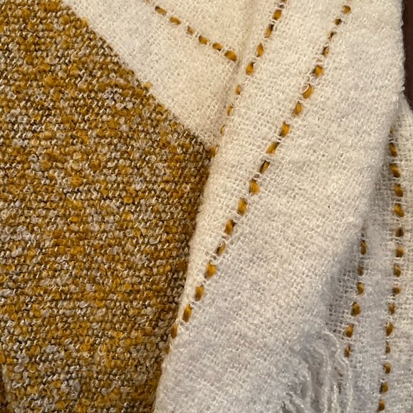 Beautiful Cream and yellow throw blanket - Picture 2 of 3